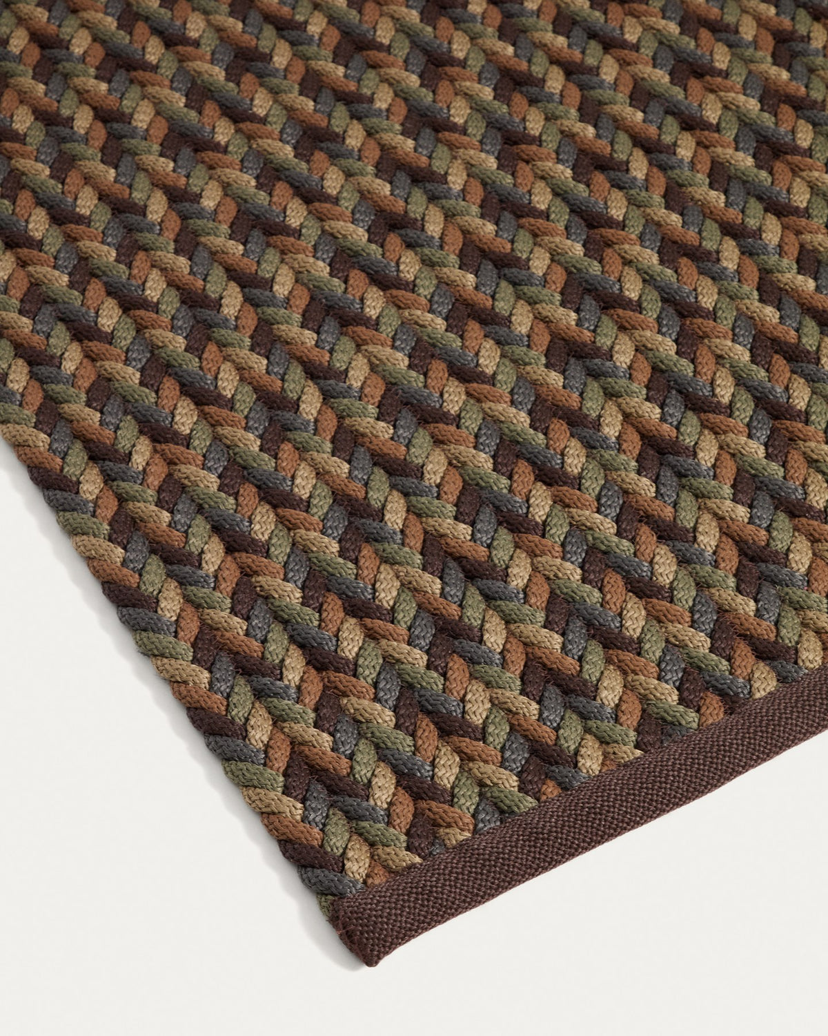 Handgeflochtener Teppich Despas aus Synthetikfasern (Polypropylen/Polyester) in mehrfarbigem Design, rechteckige Form, Grösse 160 x 230 cm.