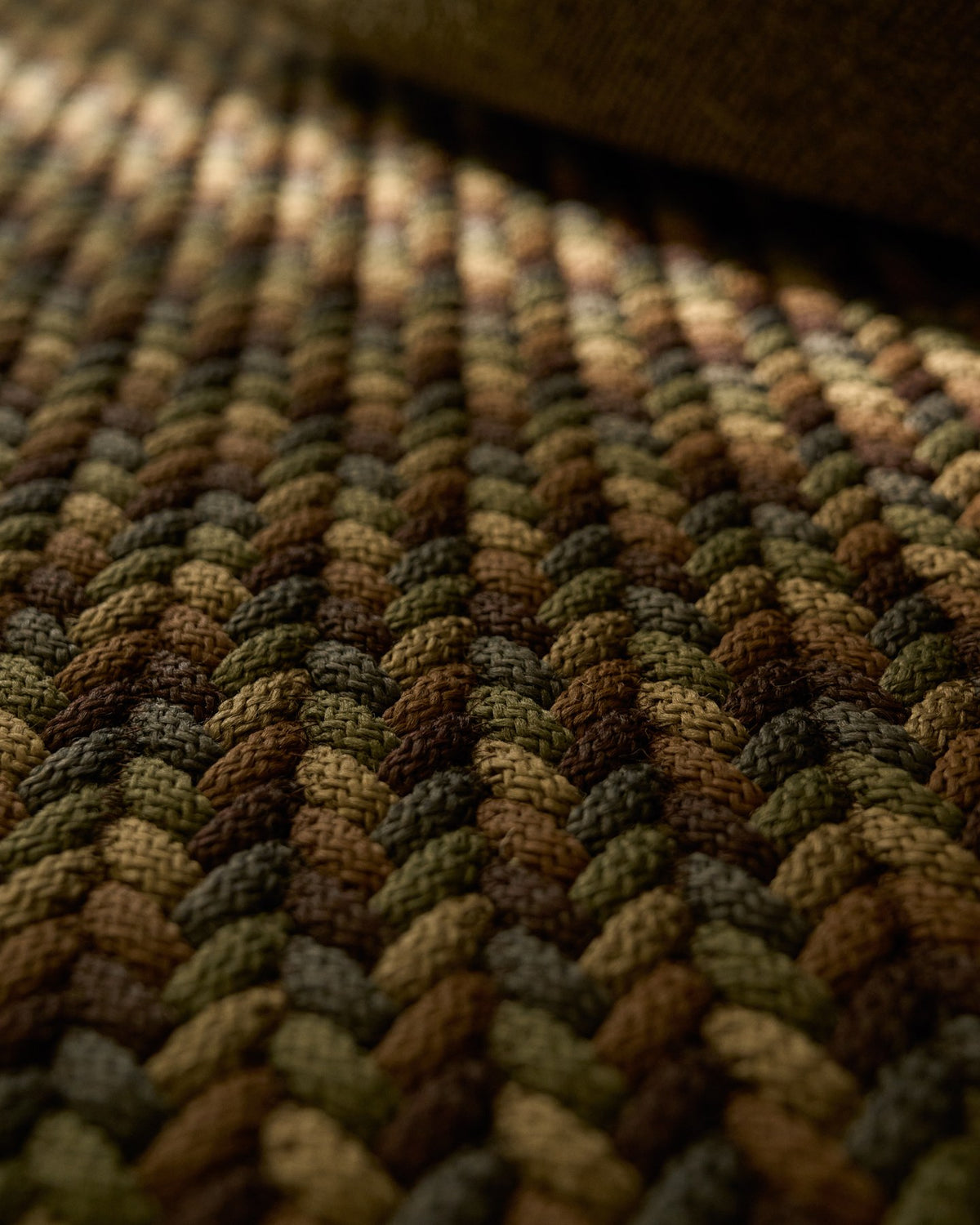 Handgeflochtener Teppich Despas aus Synthetikfasern (Polypropylen/Polyester) in mehrfarbigem Design, rechteckige Form, Grösse 160 x 230 cm.
