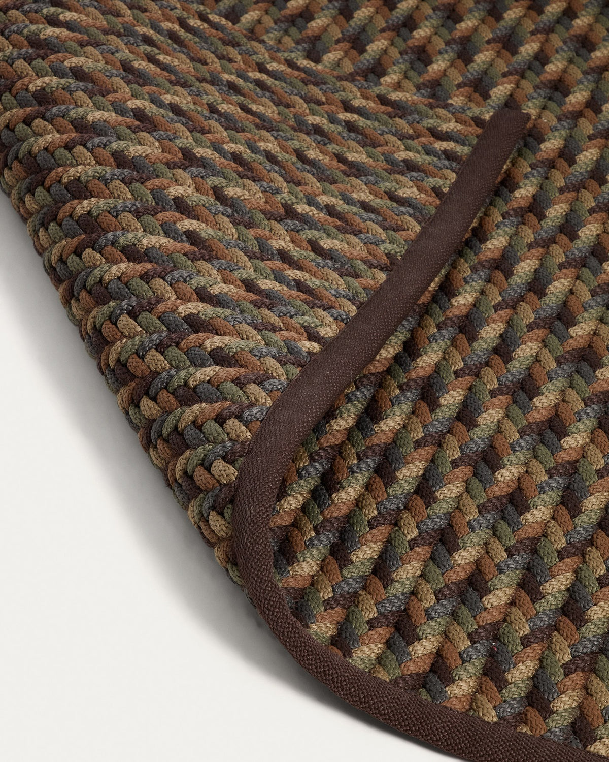 Handgeflochtener Teppich Despas aus Polypropylen und Polyester in mehrfarbigem Design, rechteckige Form, Grösse 200 x 300 cm.