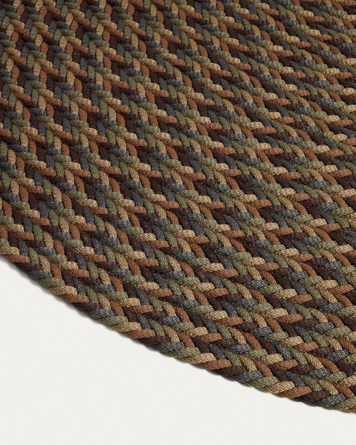 Runder mehrfarbiger Teppich Despas mit Ø 200 cm aus 74% Polypropylen und 24% Polyester, handgefertigt, liegt flach am Boden.