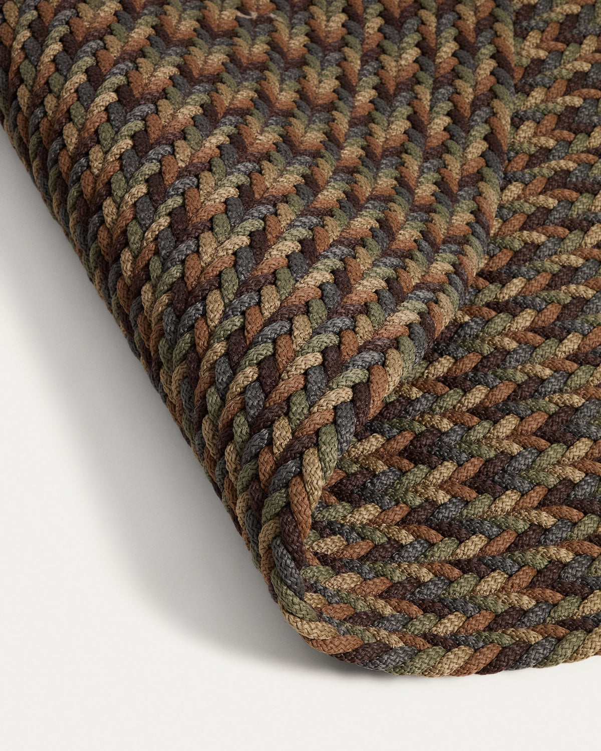 Runder mehrfarbiger Teppich Despas mit Ø 200 cm aus 74% Polypropylen und 24% Polyester, handgefertigt, liegt flach am Boden.
