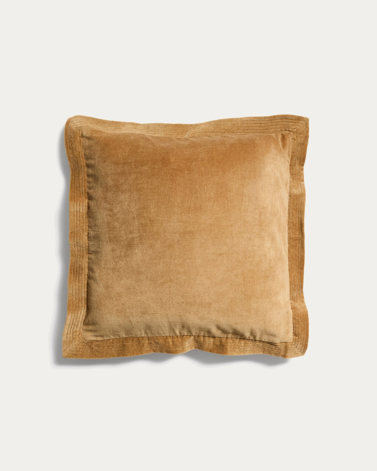 Beige Kissenbezug aus Samt mit umlaufendem Rand und kontrastierender Stickerei, quadratische Form, Grösse 45 x 45 cm.