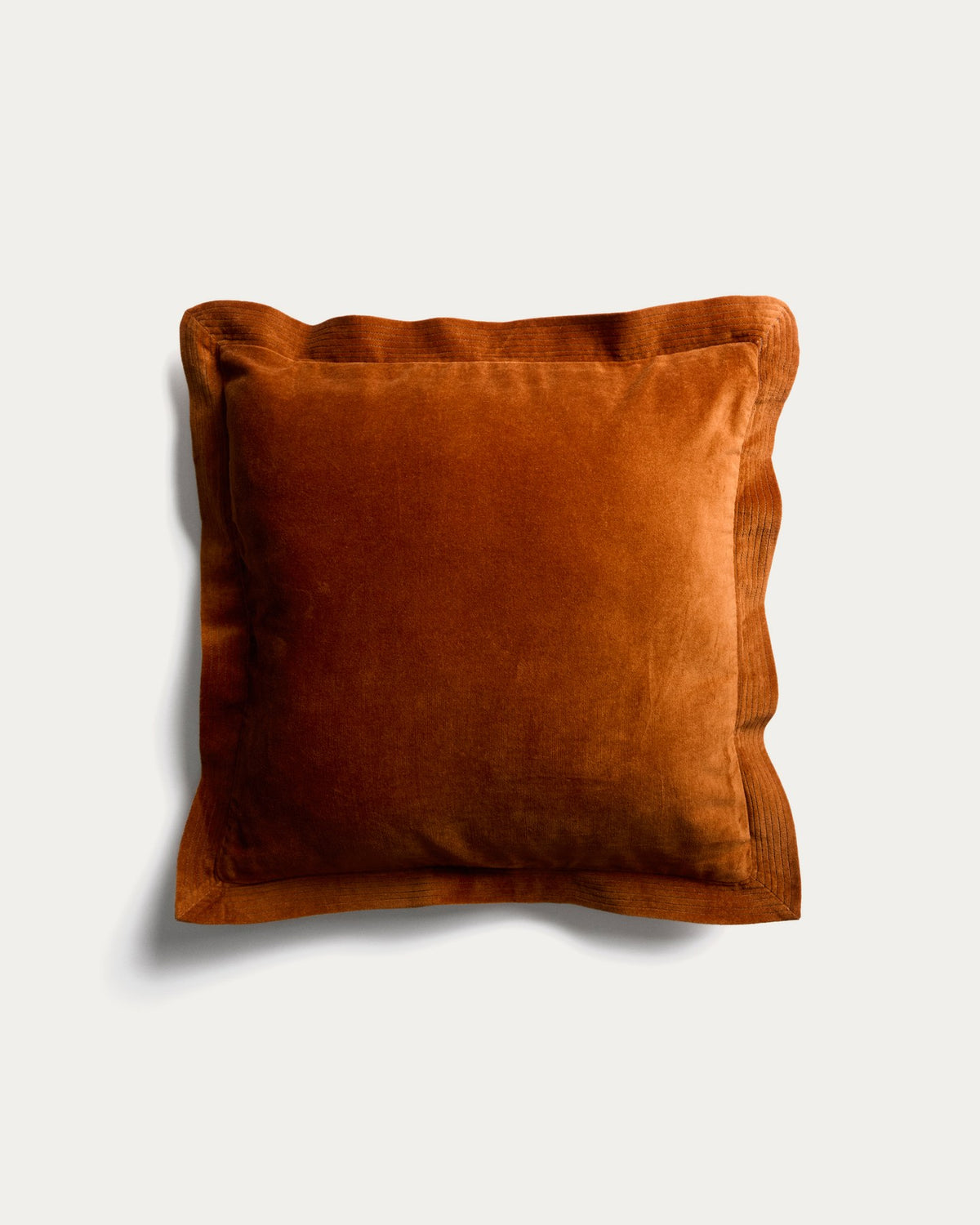 Quadratischer Kissenbezug aus Samt in Orange mit umlaufendem Stickerei-Rand, Grösse 45 x 45 cm, Marke Kave Home.