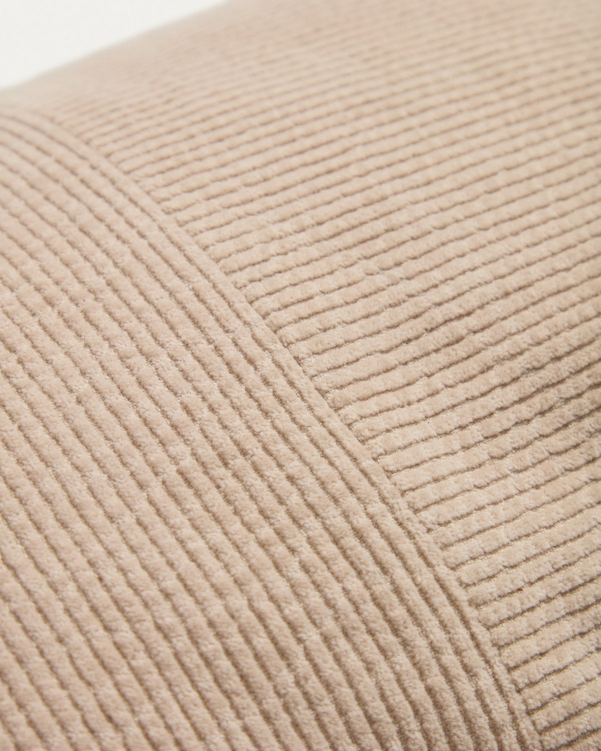 Beiger Kissenbezug Seliria aus Cord, 100% Baumwolle, rechteckige Form, Grösse 30 x 50 cm, auf hellem Hintergrund fotografiert.
