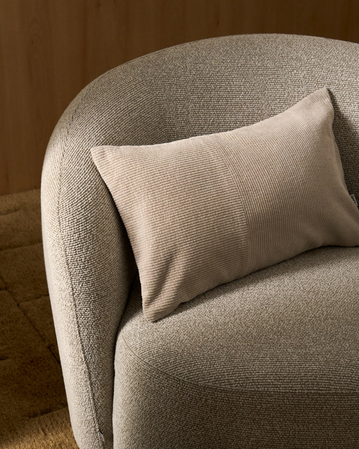 Beiger Kissenbezug Seliria aus Cord, 100% Baumwolle, rechteckige Form, Grösse 30 x 50 cm, auf hellem Hintergrund fotografiert.