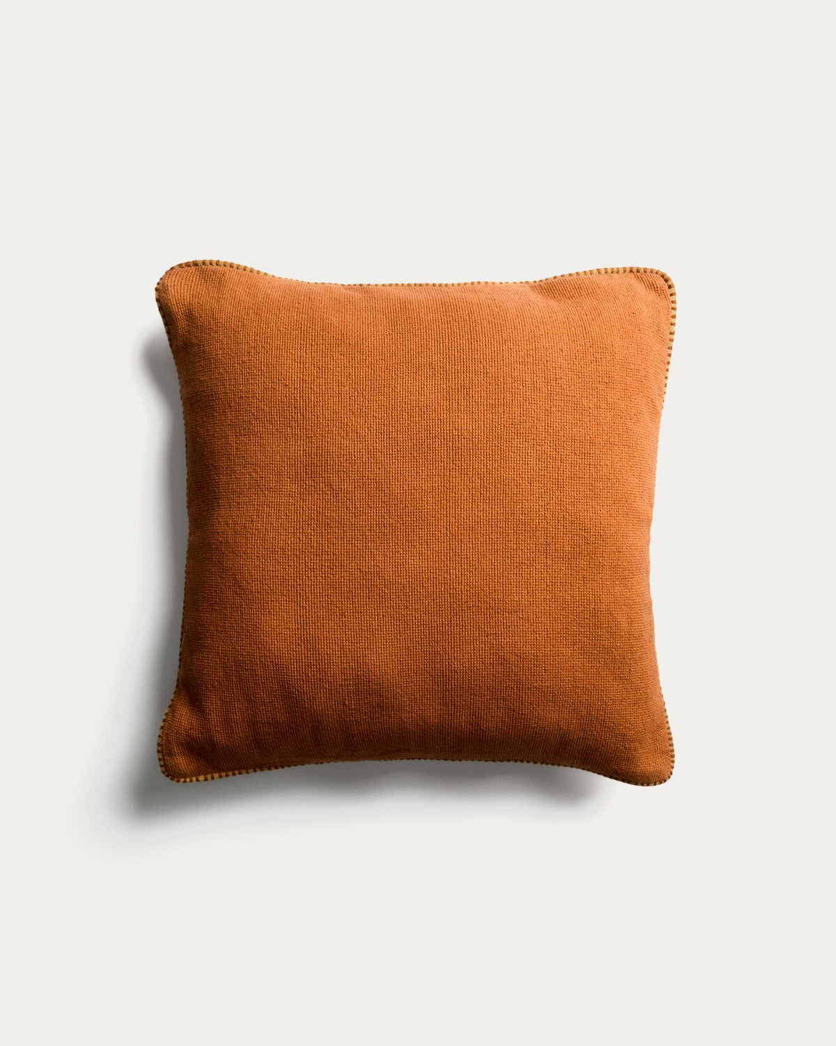 Kissenbezug Lunor aus 100% Baumwolle in Beige mit orangefarbener Paspelstickerei, quadratische Form, 45 x 45 cm, handgefertigt.