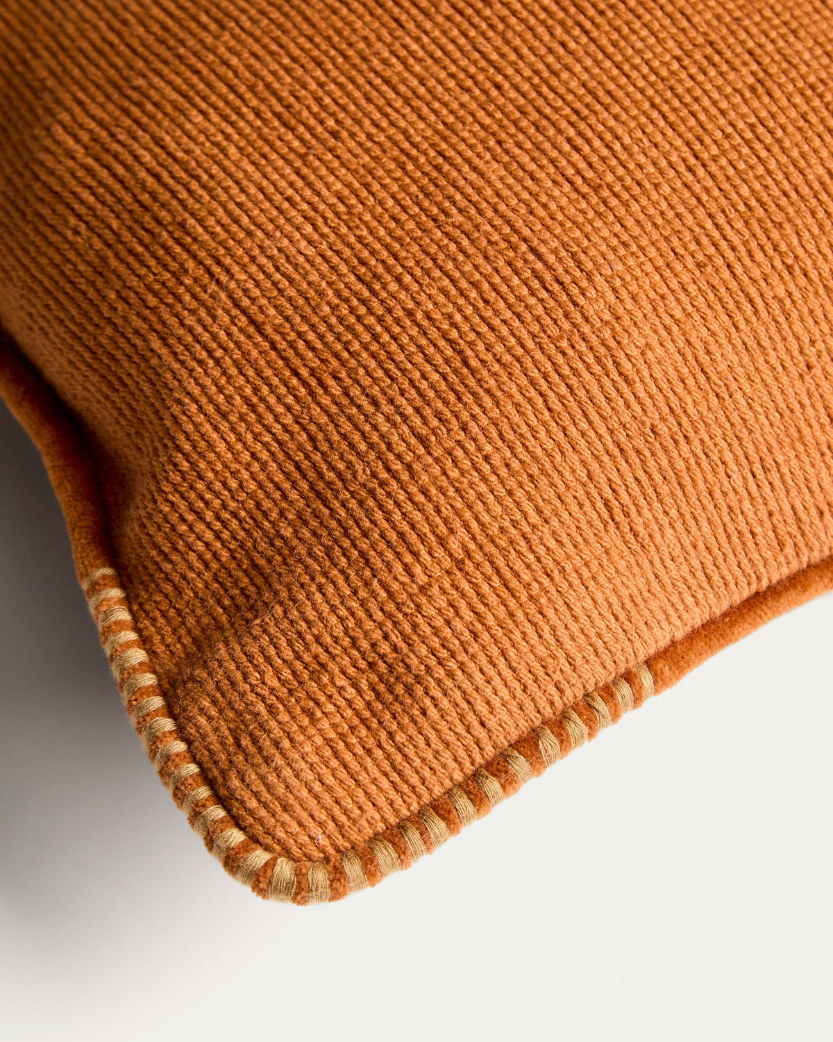 Beiger Kissenbezug Lunor von Kave Home aus Baumwolle mit orangefarbener Kontrastpaspel und handgestickter Verzierung, 30 x 50 cm.