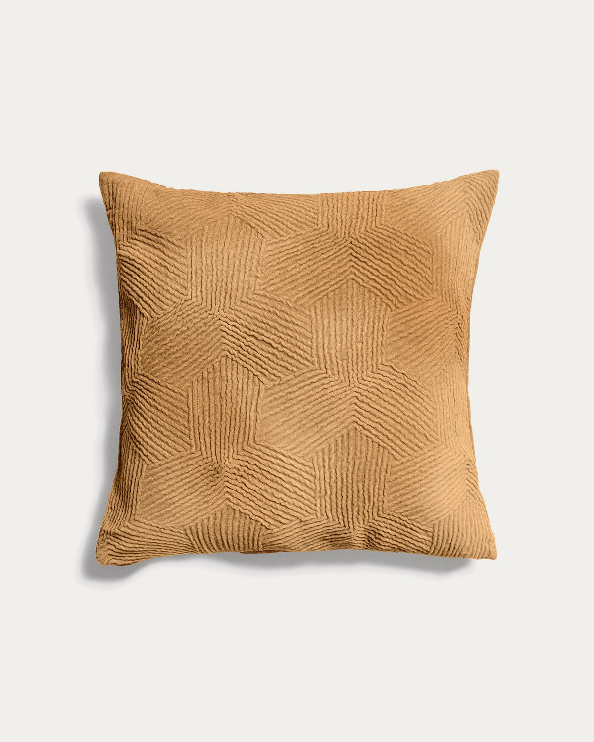 Kissenbezug Morine aus Samt in Beige mit handbestickter geometrischer Vorderseite, quadratische Form, 50 x 50 cm, von Kave Home.