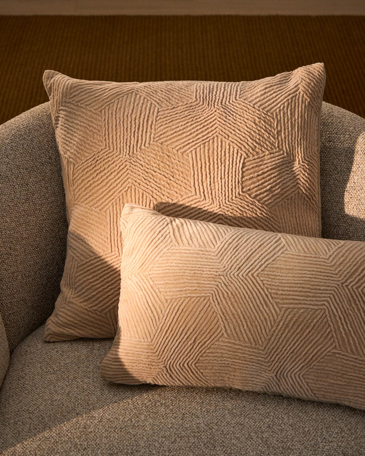 Kissenbezug Morine aus Samt in Beige mit handbestickter geometrischer Vorderseite, quadratische Form, 50 x 50 cm, von Kave Home.