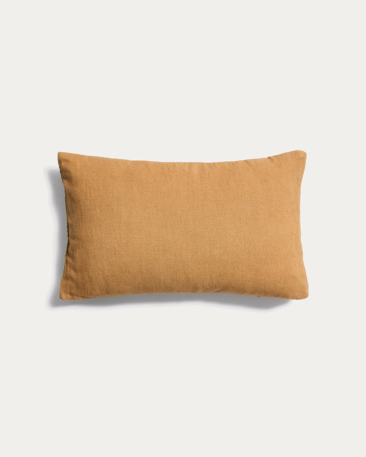 Kissenbezug Morine aus Samt in Beige mit handbestickter, geometrisch strukturierter Vorderseite, Grösse 30 x 50 cm, Material 100% Baumwolle.