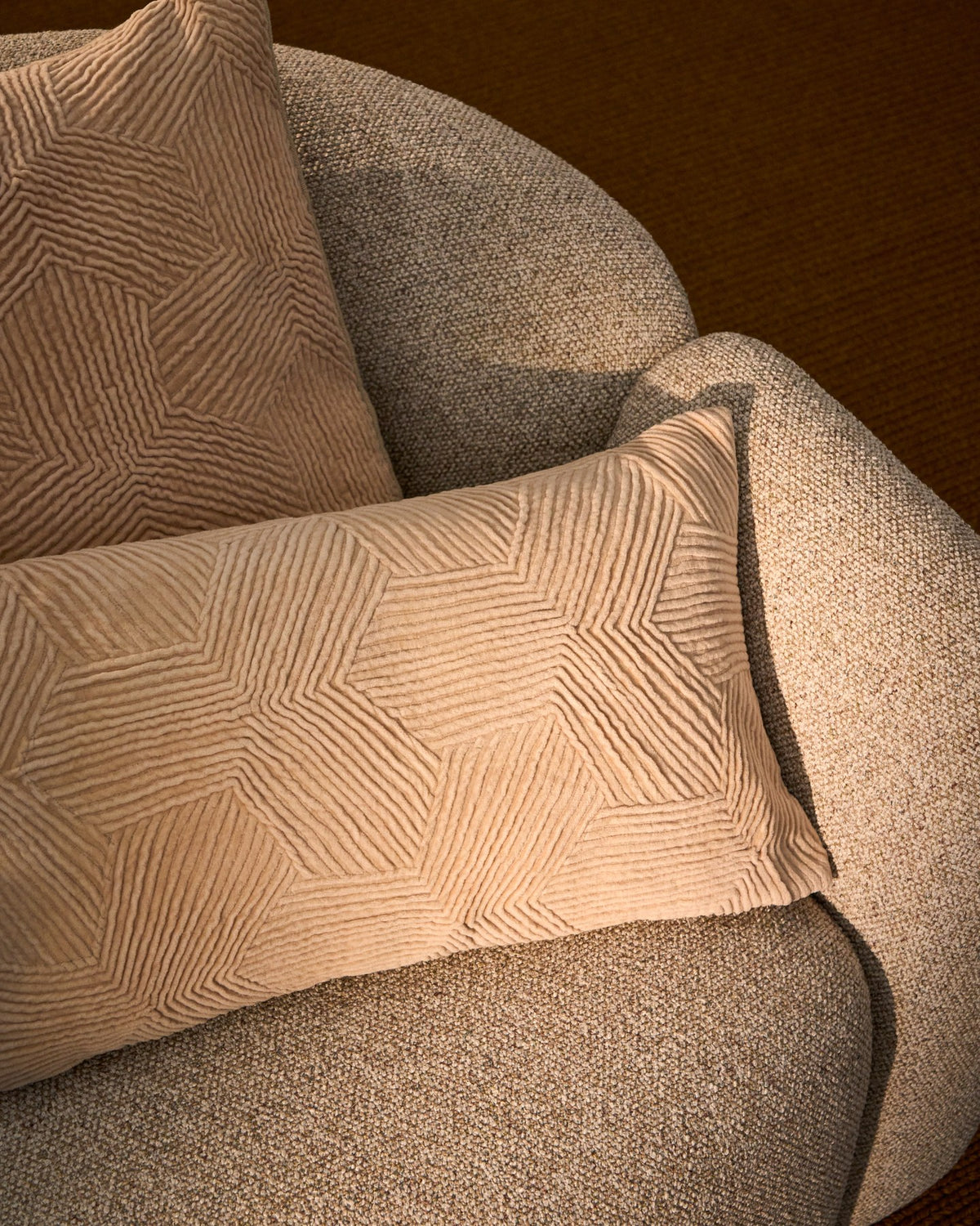 Kissenbezug Morine aus Baumwollsamt in gebrochenem Weiss mit geometrisch bestickter Vorderseite, quadratische Form, 30 x 50 cm.