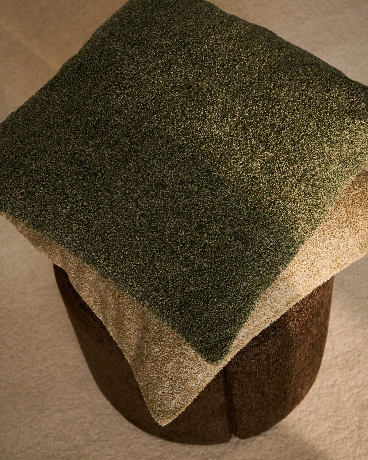Quadratischer Kissenbezug Olinan von Kave Home aus grünem Bouclé-Melange-Gewebe, 100% Baumwolle, Format 50 x 50 cm.