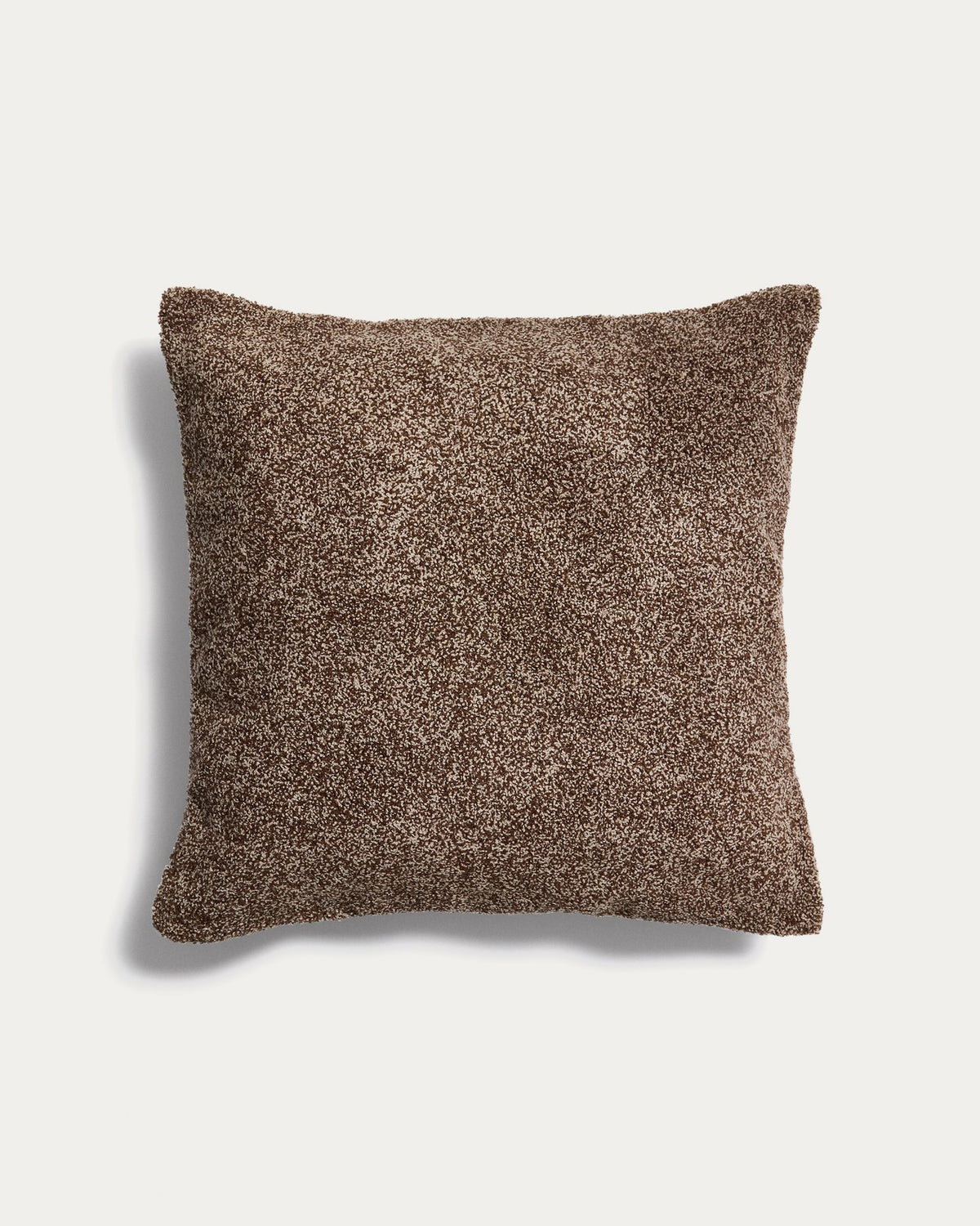 Beigefarbener bis brauner Kissenbezug aus Bouclé-Melange-Gewebe mit strukturierter Oberfläche, quadratische Form, Grösse 50 x 50 cm.
