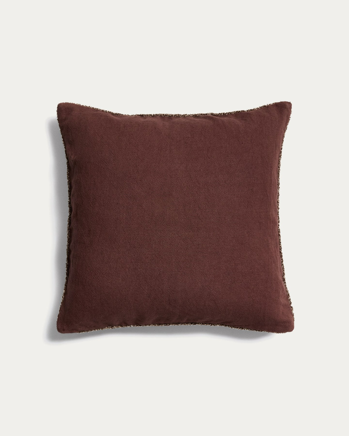 Beigefarbener bis brauner Kissenbezug aus Bouclé-Melange-Gewebe mit strukturierter Oberfläche, quadratische Form, Grösse 50 x 50 cm.