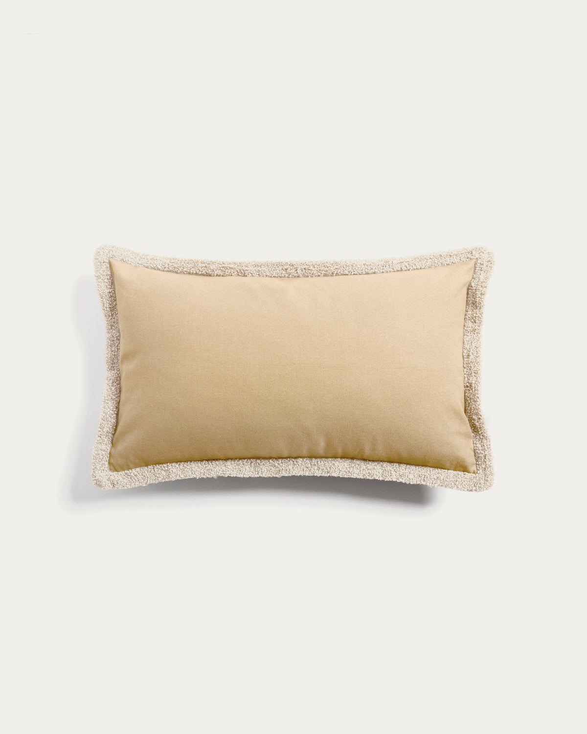 Beiger Kissenbezug Olinan von Kave Home aus 100% Baumwolle mit Bouclé-Struktur, quadratische Form, Grösse 30 x 50 cm.