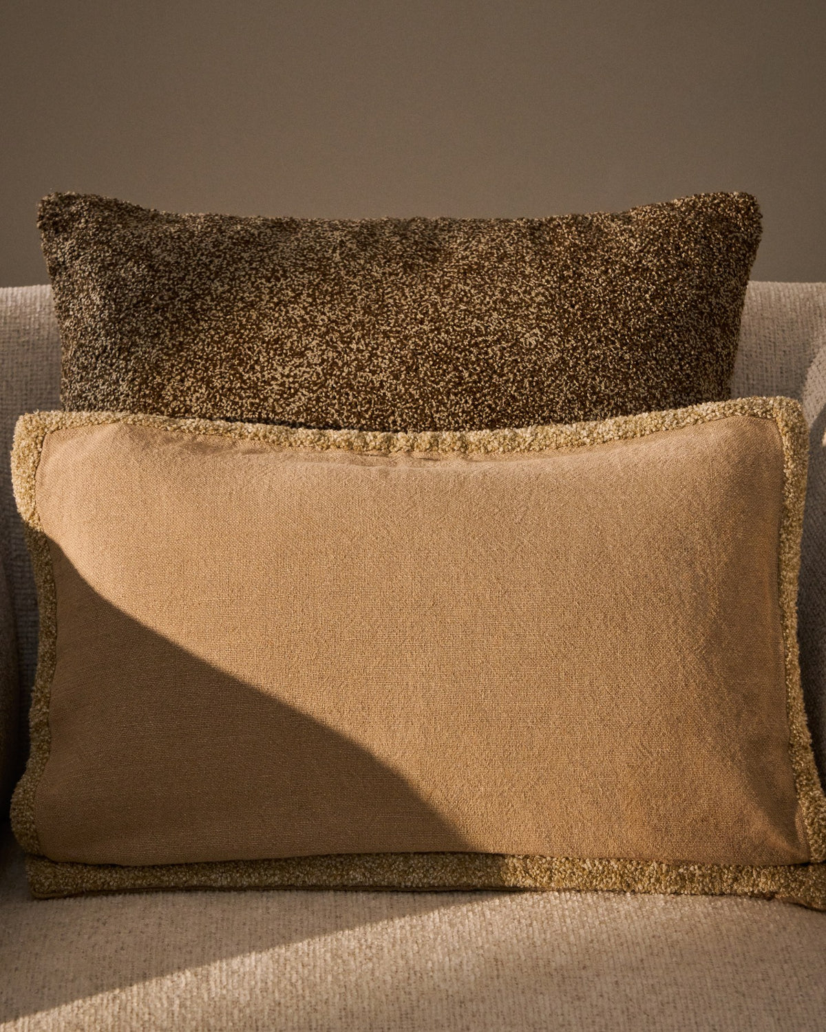 Beiger Kissenbezug Olinan von Kave Home aus 100% Baumwolle mit Bouclé-Struktur, quadratische Form, Grösse 30 x 50 cm.