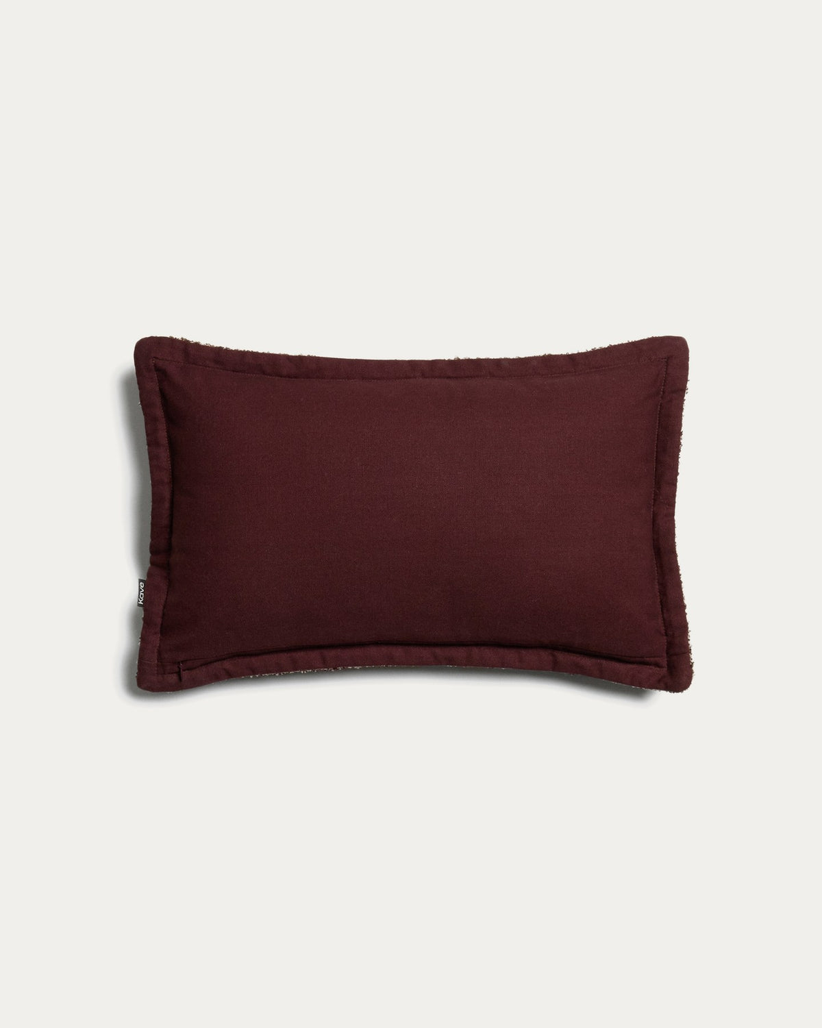 Foto eines quadratischen Kissenbezugs Olinan von Kave Home aus 100% Baumwolle mit Bouclé-Melange-Struktur, granatroter Farbton, Grösse 50 x 50 cm.
