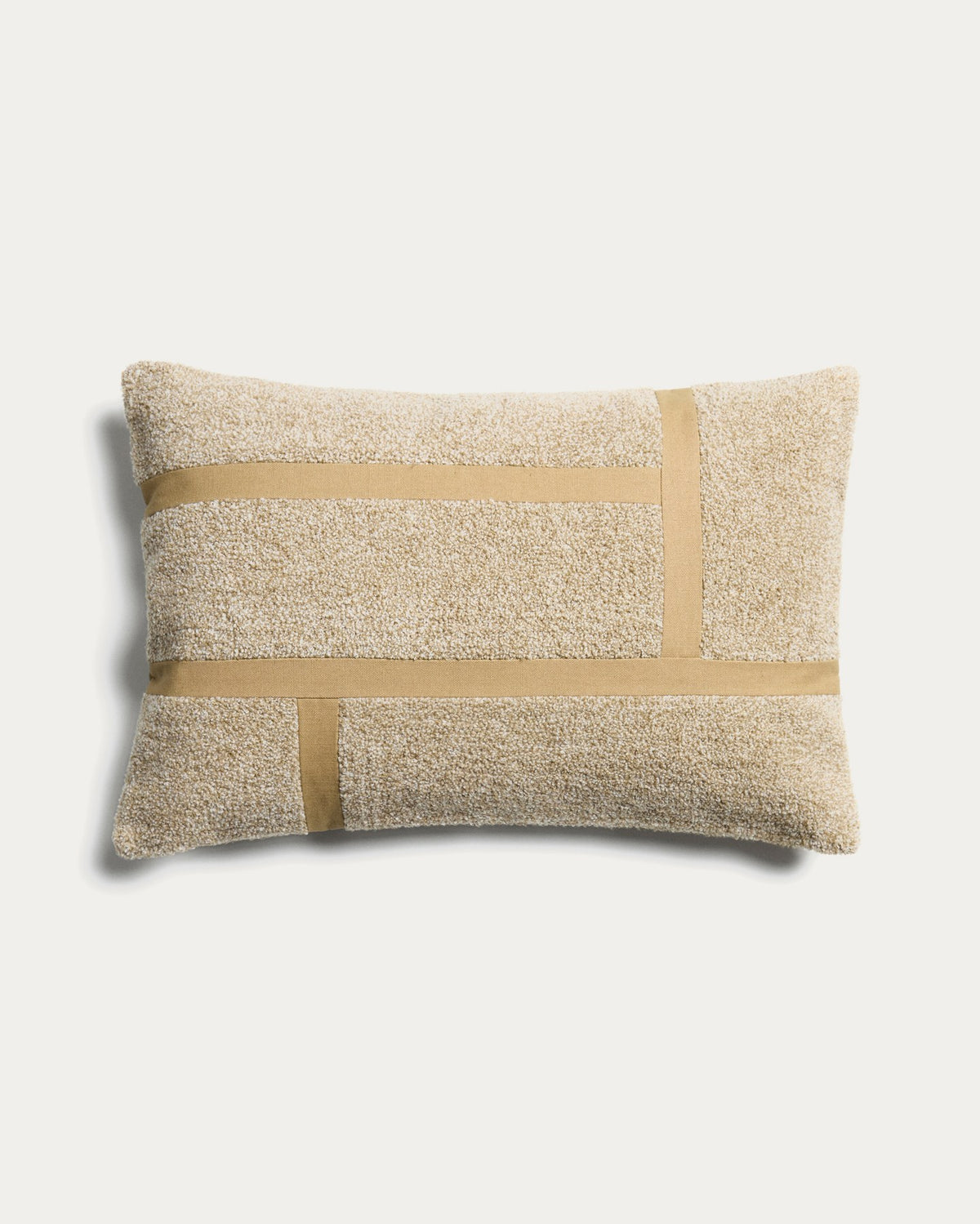 Foto des Kissenbezugs Lomel aus Microbouclé in Beige mit grafischem Muster, rechteckige Form, Grösse 40 x 60 cm, von Kave Home.