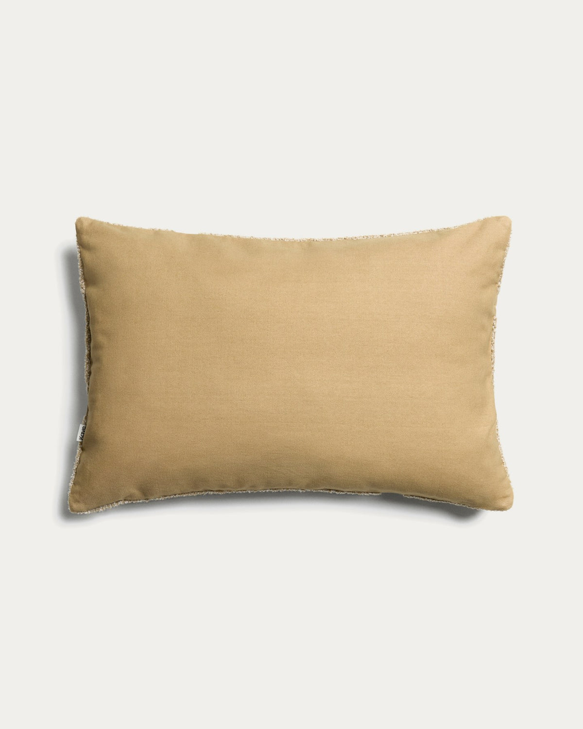 Foto des Kissenbezugs Lomel aus Microbouclé in Beige mit grafischem Muster, rechteckige Form, Grösse 40 x 60 cm, von Kave Home.