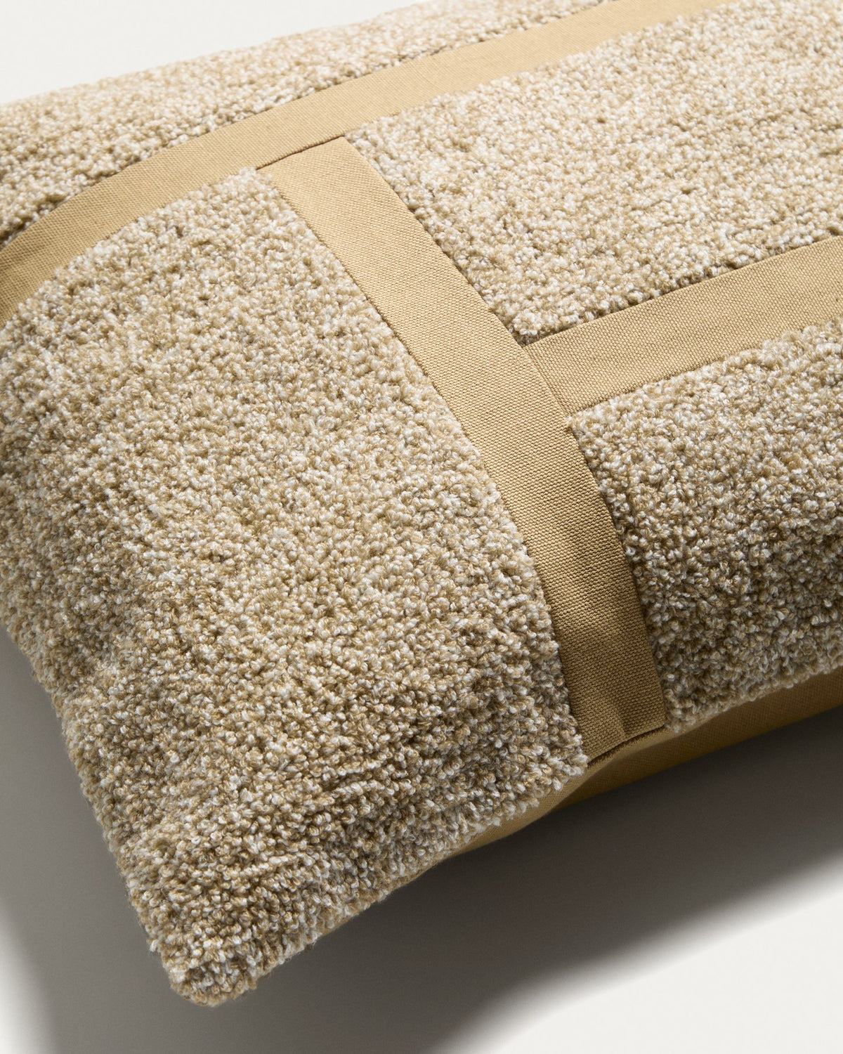 Foto des Kissenbezugs Lomel aus Microbouclé in Beige mit grafischem Muster, rechteckige Form, Grösse 40 x 60 cm, von Kave Home.