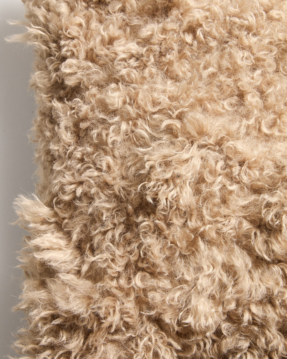 Beige Kissenbezug Seruva aus Kunstfell mit Locken-Optik, 40 x 60 cm, Material Polyester, flauschige Oberfläche, Gartenkissen-Kategorie.