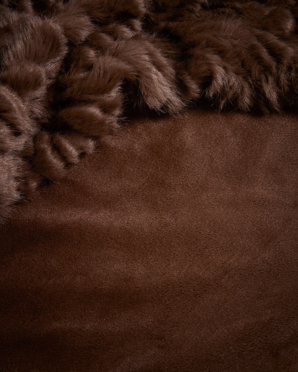 Foto einer schokobraunen Kunstfelldecke mit Astrachan-Optik, Grösse 140 x 200 cm, mit strukturierter, flauschiger Oberfläche und Aufbewahrungsgurt.