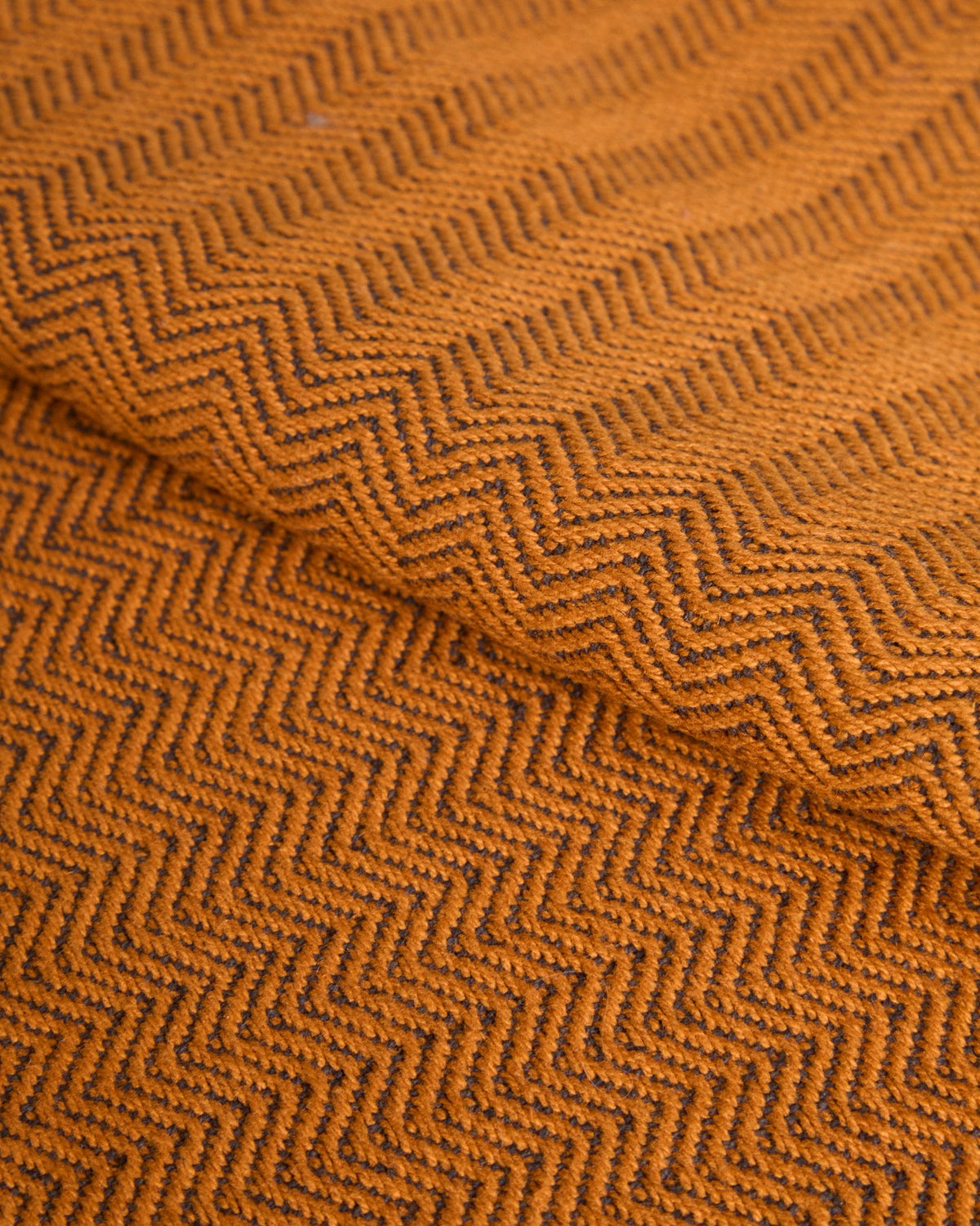 Zwei rechteckige Tischsets aus Baumwolle mit Jacquard-Muster in Senfgelb, Grösse 35 x 50 cm, auf einem Tisch platziert.