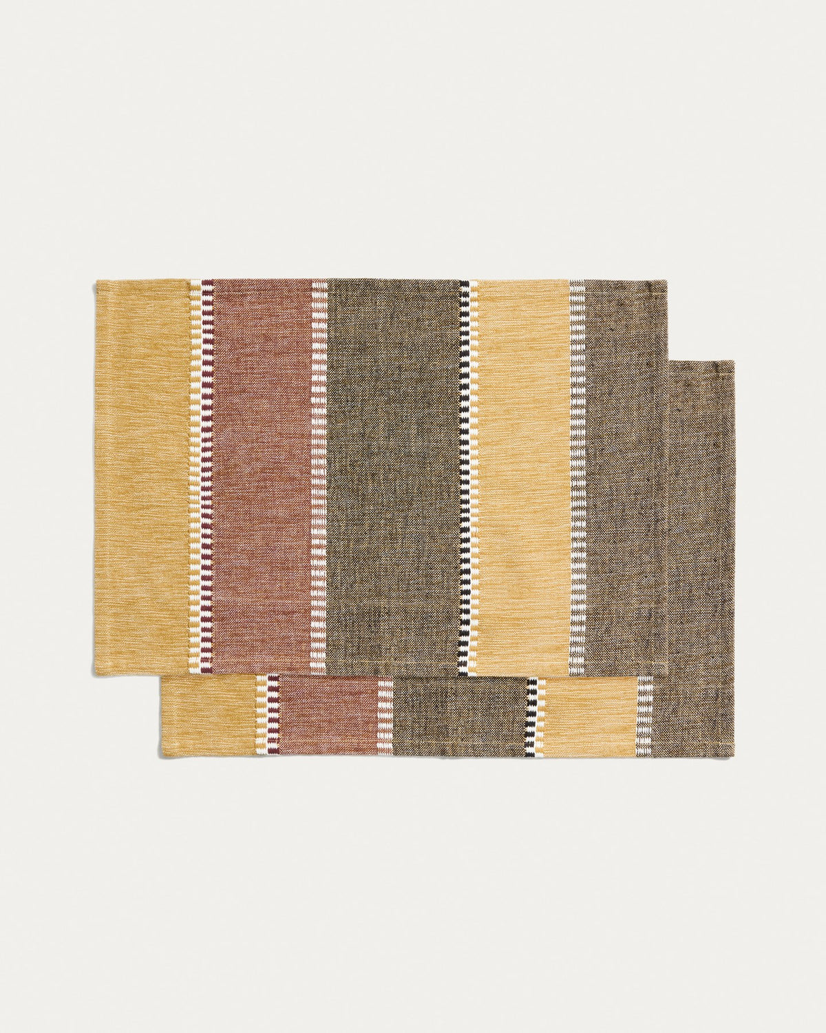 Zwei rechteckige Tischsets aus Baumwolle in Senfgelb mit mehrfarbigem Streifenmuster, Grösse 35 x 50 cm, von Kave Home.