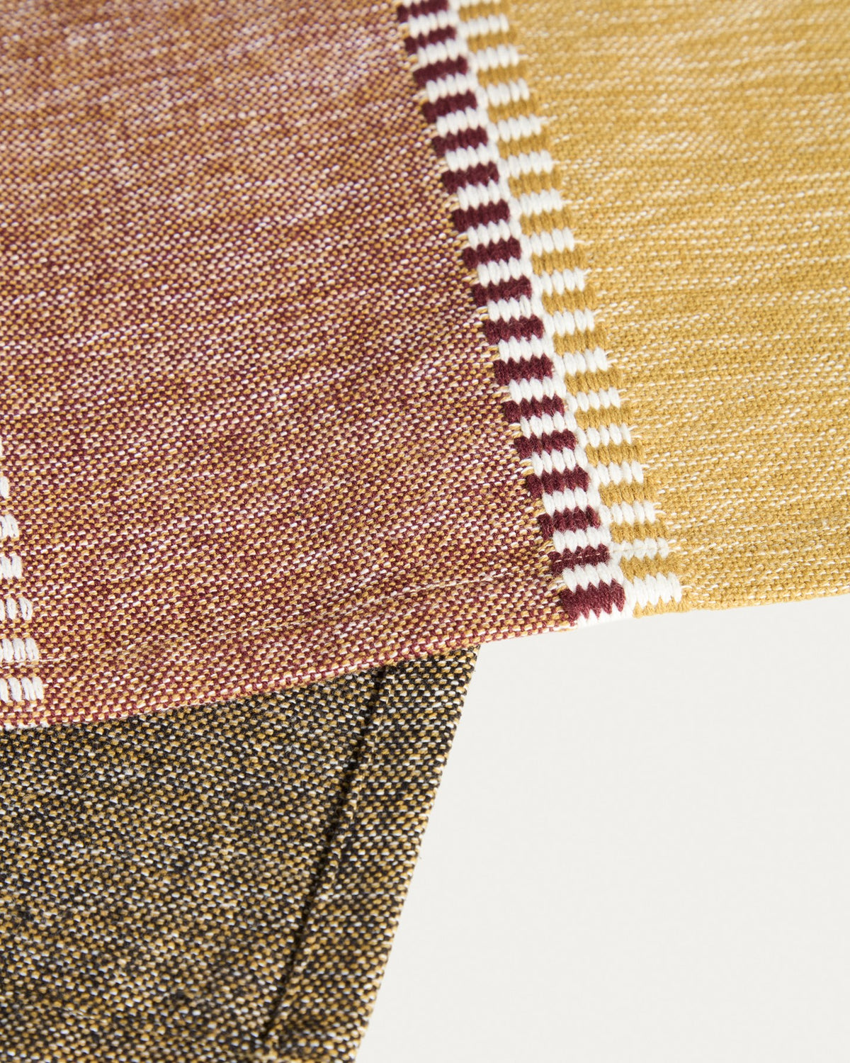 Zwei rechteckige Tischsets aus Baumwolle in Senfgelb mit mehrfarbigem Streifenmuster, Grösse 35 x 50 cm, von Kave Home.