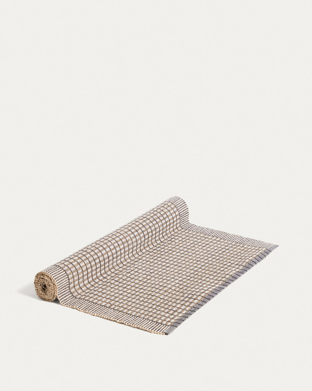 Tischläufer Berla von Kave Home aus Baumwolle und Jute in Senfgelb, rechteckige Form, strukturierte Webung, Grösse 50 x 150 cm, flach auf Tisch liegend.