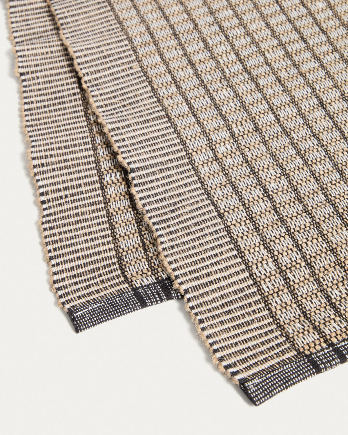 Tischläufer Berla von Kave Home aus Baumwolle und Jute in Senfgelb, rechteckige Form, strukturierte Webung, Grösse 50 x 150 cm, flach auf Tisch liegend.