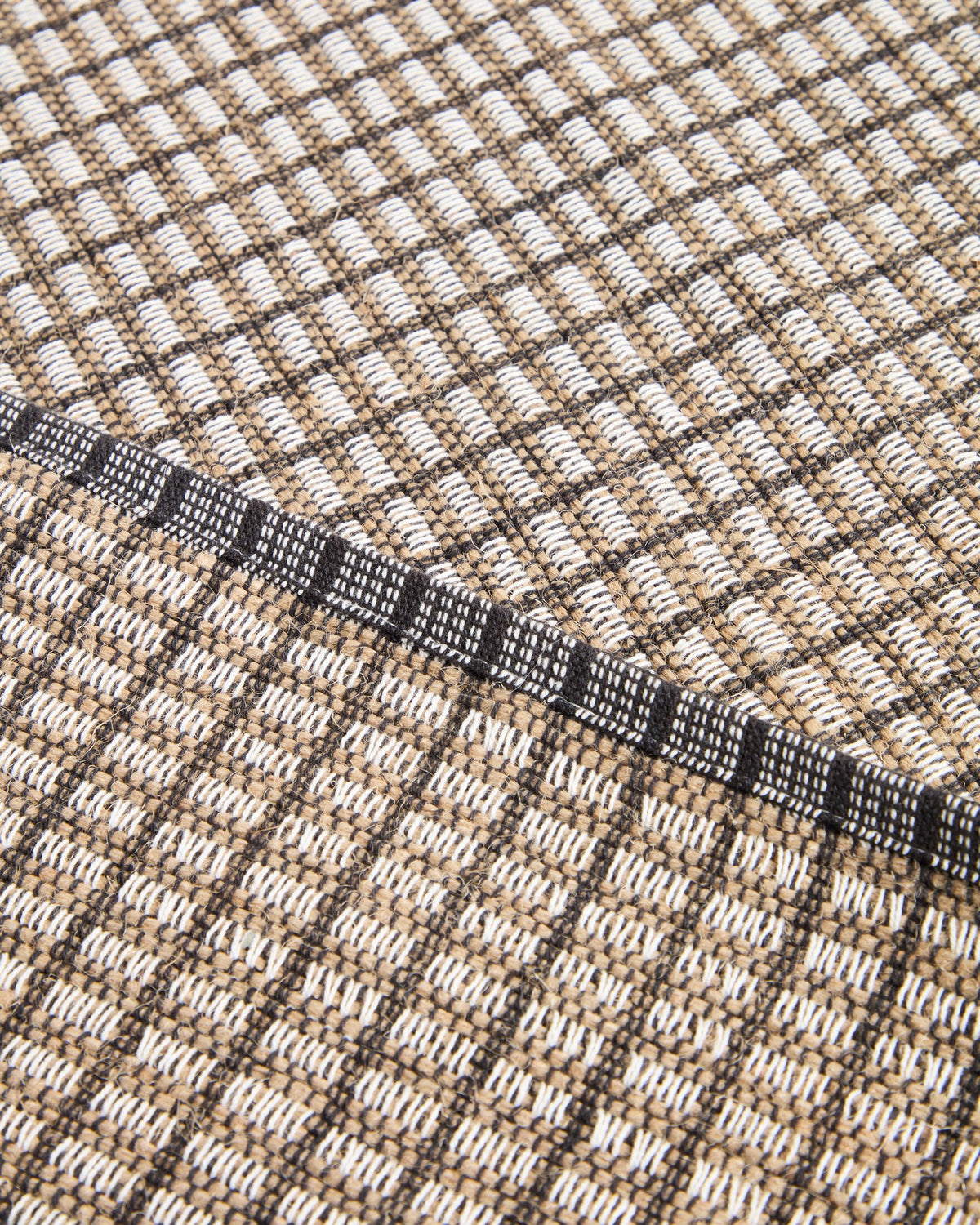 Tischläufer Berla von Kave Home aus Baumwolle und Jute in Senfgelb, rechteckige Form, strukturierte Webung, Grösse 50 x 150 cm, flach auf Tisch liegend.