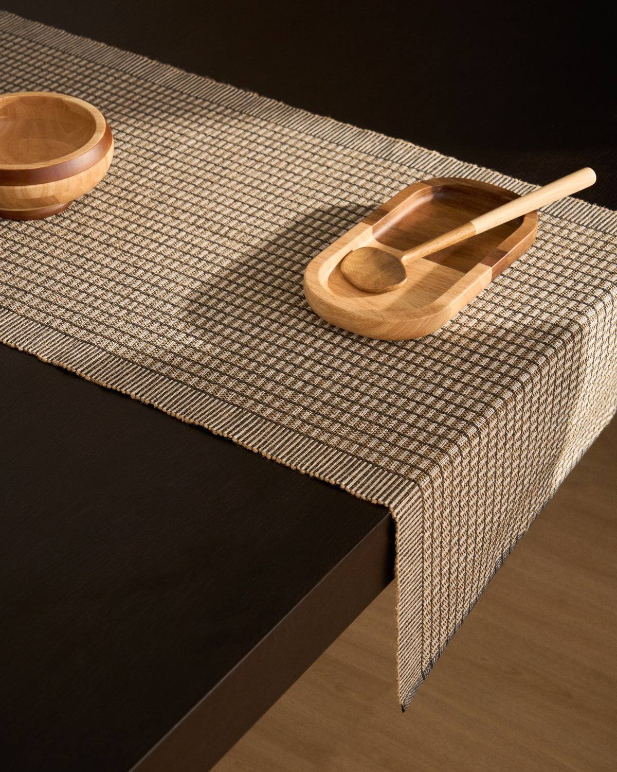 Tischläufer Berla von Kave Home aus Baumwolle und Jute in Senfgelb, rechteckige Form, strukturierte Webung, Grösse 50 x 150 cm, flach auf Tisch liegend.
