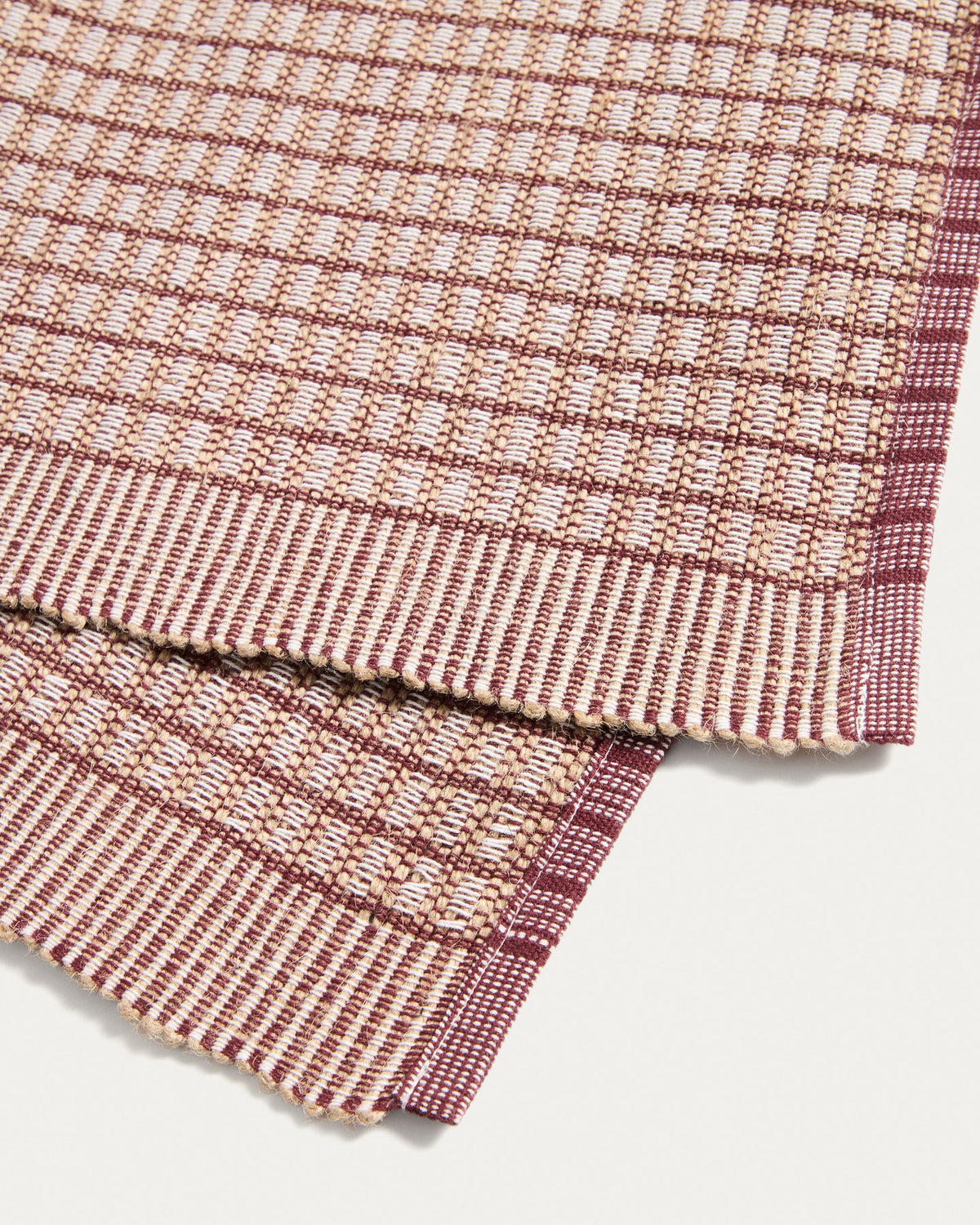 Tischläufer aus Baumwolle und Jute in Granatrot, 50 x 150 cm, mit sichtbarer Webstruktur, auf einem Holztisch drapiert.