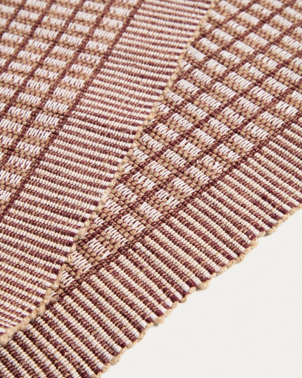 Tischläufer aus Baumwolle und Jute in Granatrot, 50 x 150 cm, mit sichtbarer Webstruktur, auf einem Holztisch drapiert.