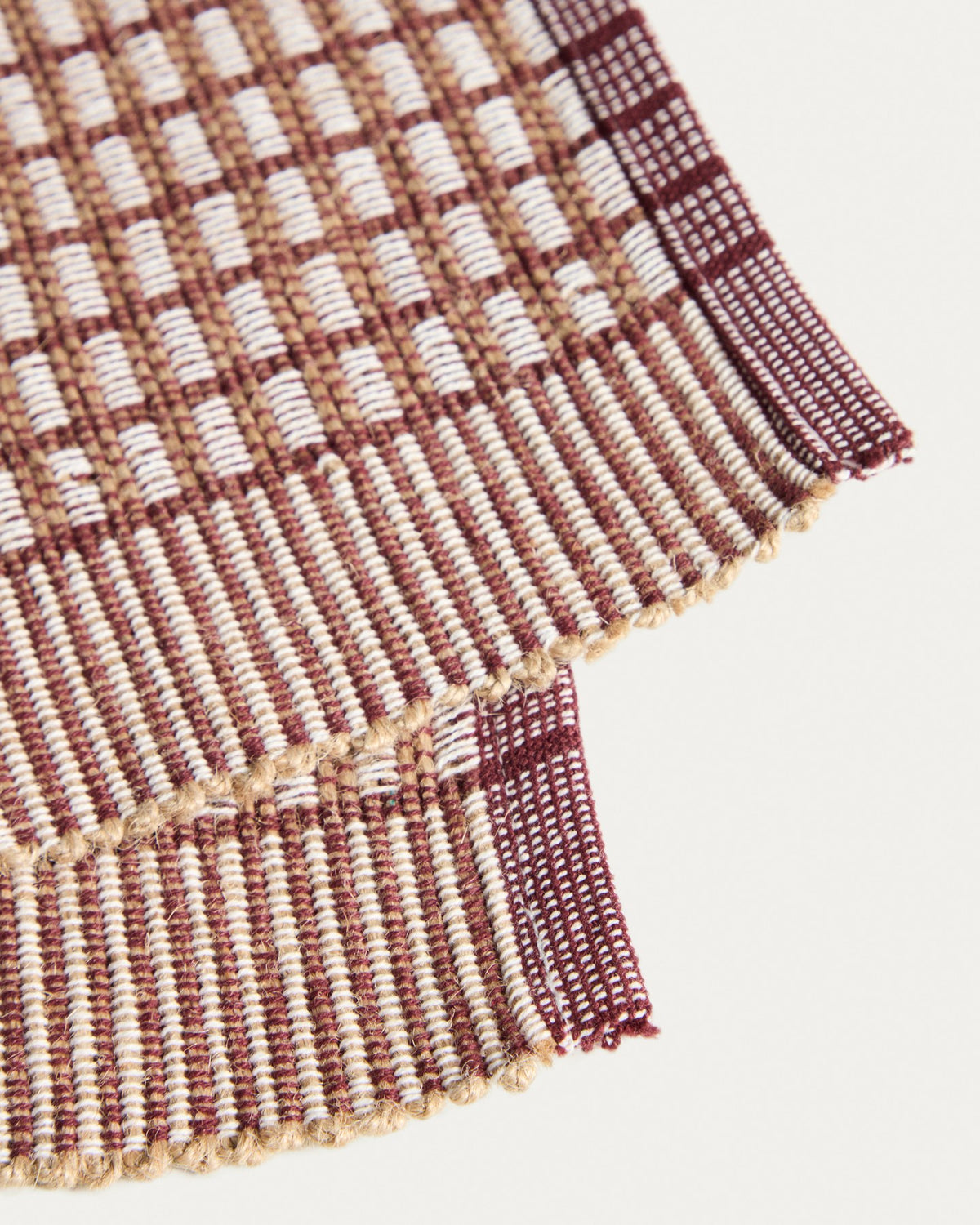 Zwei rechteckige Tischsets aus Baumwolle und Jute in Granatrot, strukturierter Stoff, gefertigt in Handarbeit, Grösse 35 x 50 cm.