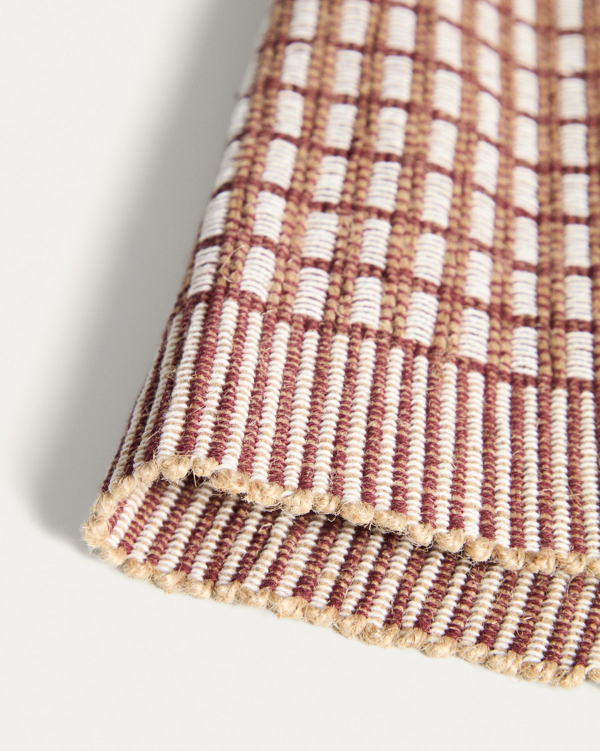 Zwei rechteckige Tischsets aus Baumwolle und Jute in Granatrot, strukturierter Stoff, gefertigt in Handarbeit, Grösse 35 x 50 cm.