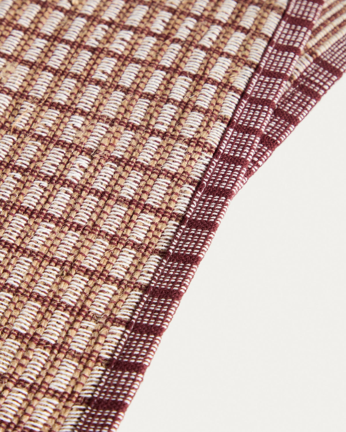 Zwei rechteckige Tischsets aus Baumwolle und Jute in Granatrot, strukturierter Stoff, gefertigt in Handarbeit, Grösse 35 x 50 cm.