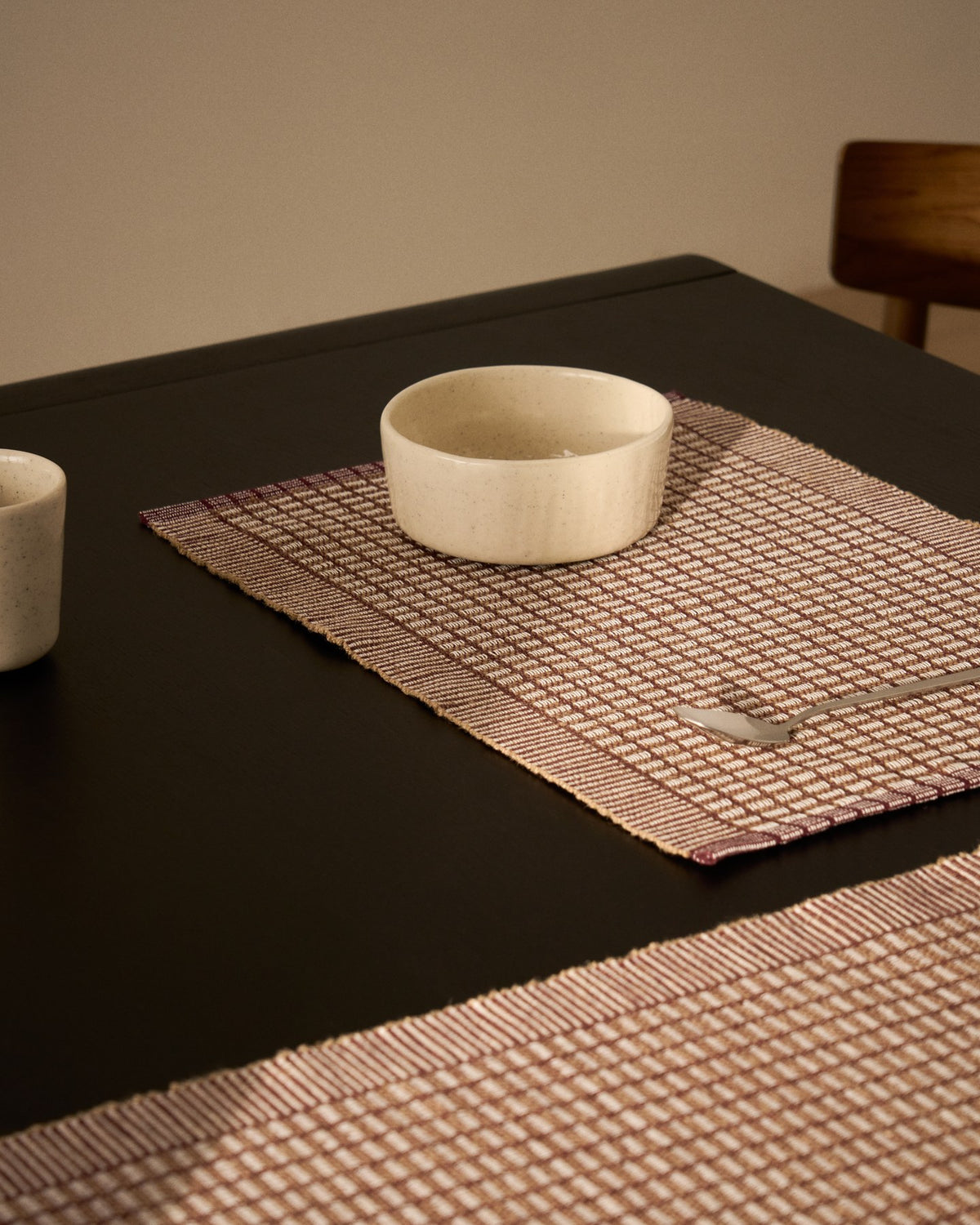 Zwei rechteckige Tischsets aus Baumwolle und Jute in Granatrot, strukturierter Stoff, gefertigt in Handarbeit, Grösse 35 x 50 cm.