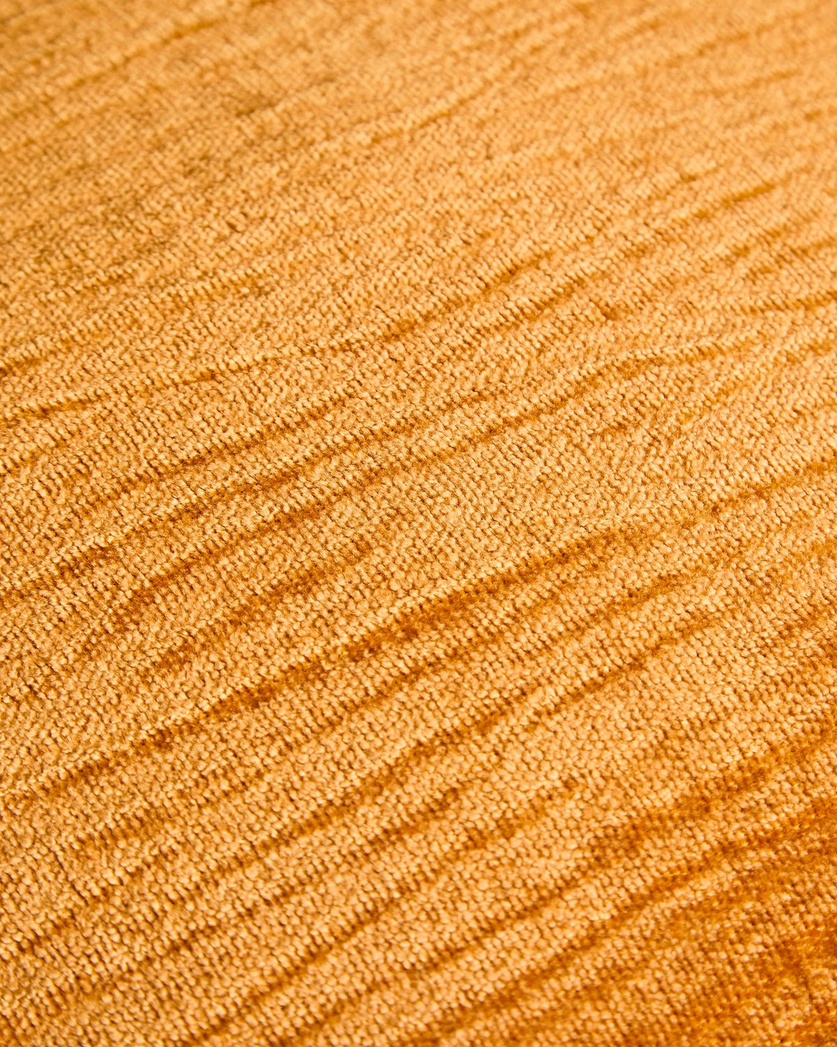 Orangefarbener Kissenbezug Vori aus 100% Baumwolle mit sichtbarer Faltenoptik und weicher Oberfläche, Grösse 50 x 50 cm.