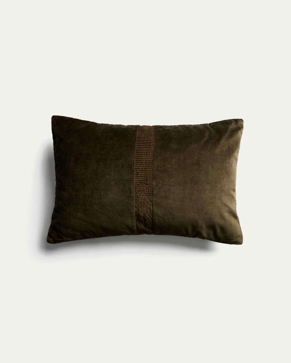 Kissenbezug Tavre von Kave Home, grüner Samt aus 100% Baumwolle mit Stickereidetail in der Mitte, Grösse 40 x 60 cm, rechteckige Form.