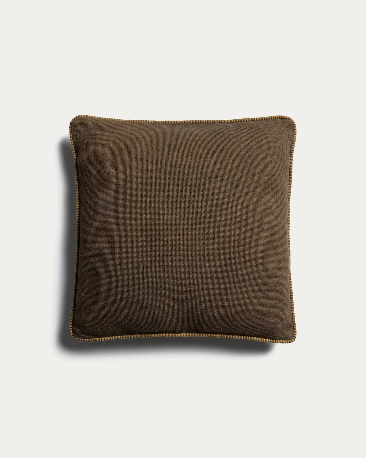 Kissenbezug Rivon aus 100% Baumwolle in Grün mit handgesticktem, kontrastierendem Zierrand, quadratische Form, 45 x 45 cm.