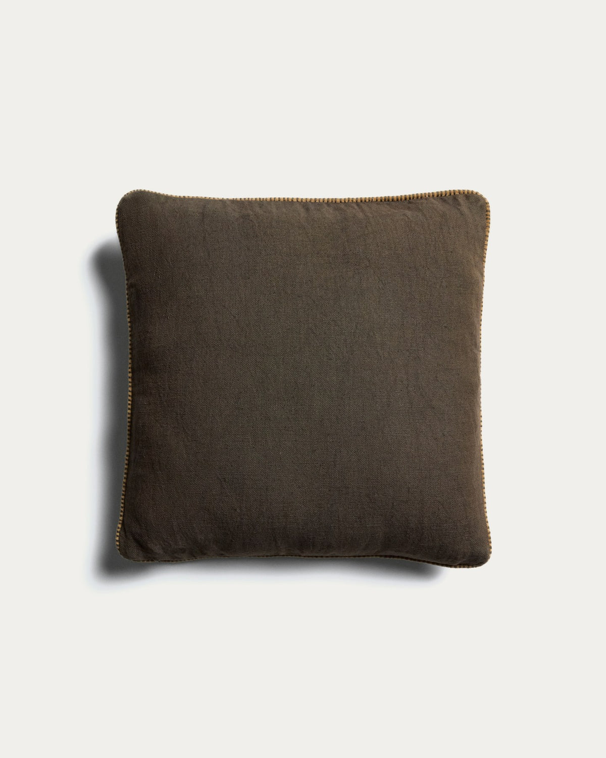 Kissenbezug Rivon aus 100% Baumwolle in Grün mit handgesticktem, kontrastierendem Zierrand, quadratische Form, 45 x 45 cm.