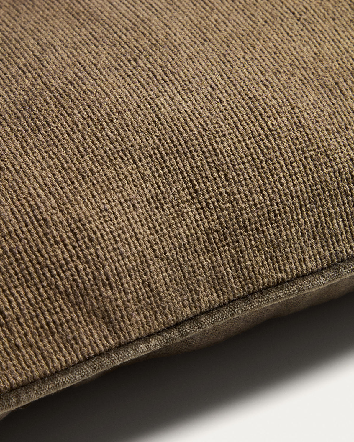 Länglicher Deko Kissenbezug Rivon aus Baumwolle in Grün und Beige mit Zierrand