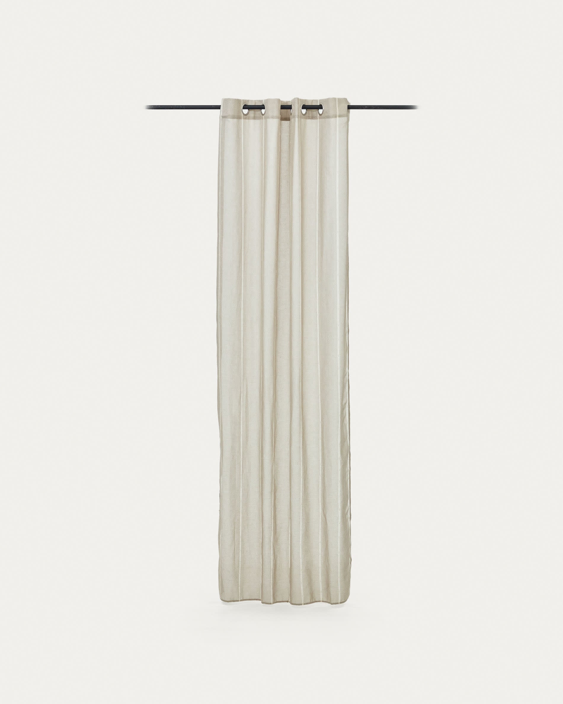 Eleganter beiger Vorhang Marza von Kave Home, 140x260 cm, ideal für stilvolle Raumgestaltung und angenehme Lichtverhältnisse.