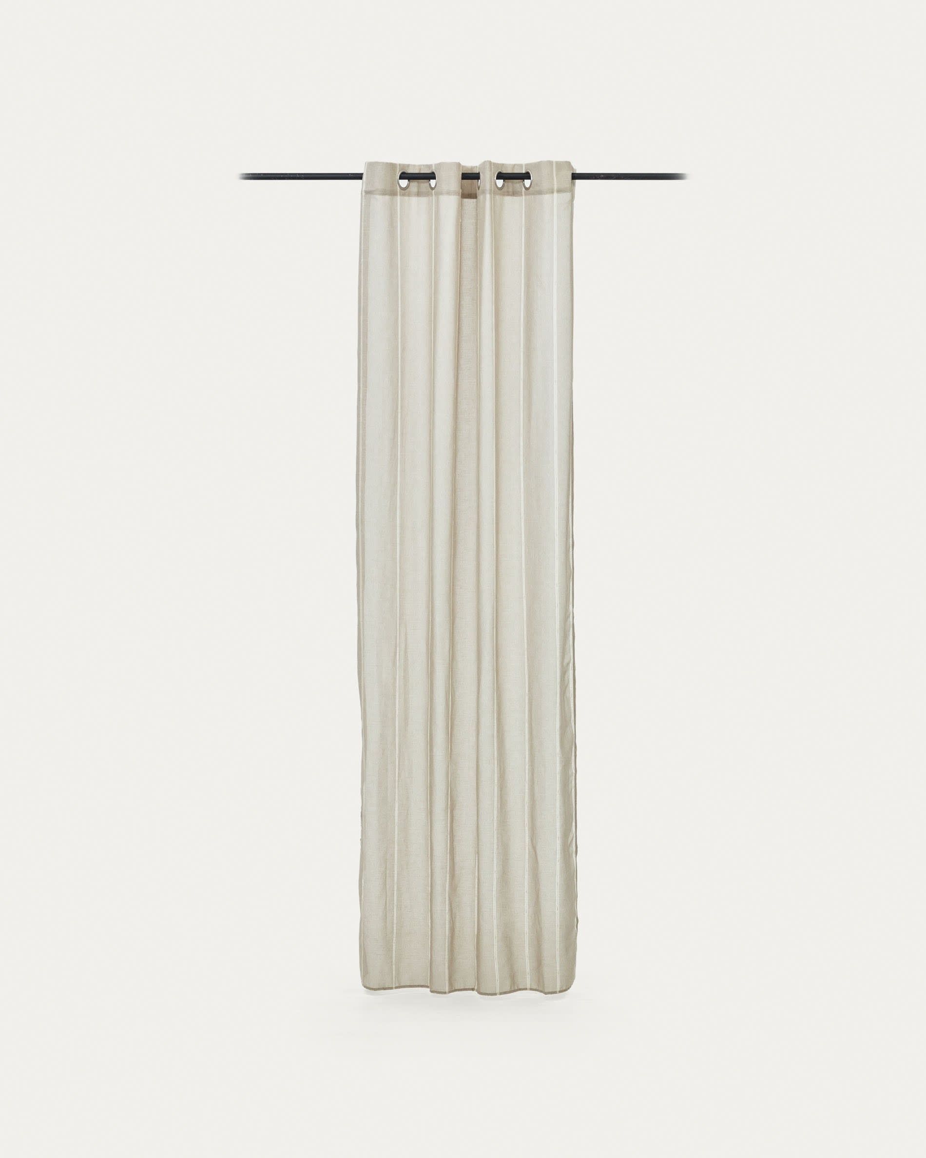 Eleganter beiger Vorhang Marza von Kave Home, 140x260 cm, ideal für stilvolle Raumgestaltung und angenehme Lichtverhältnisse.