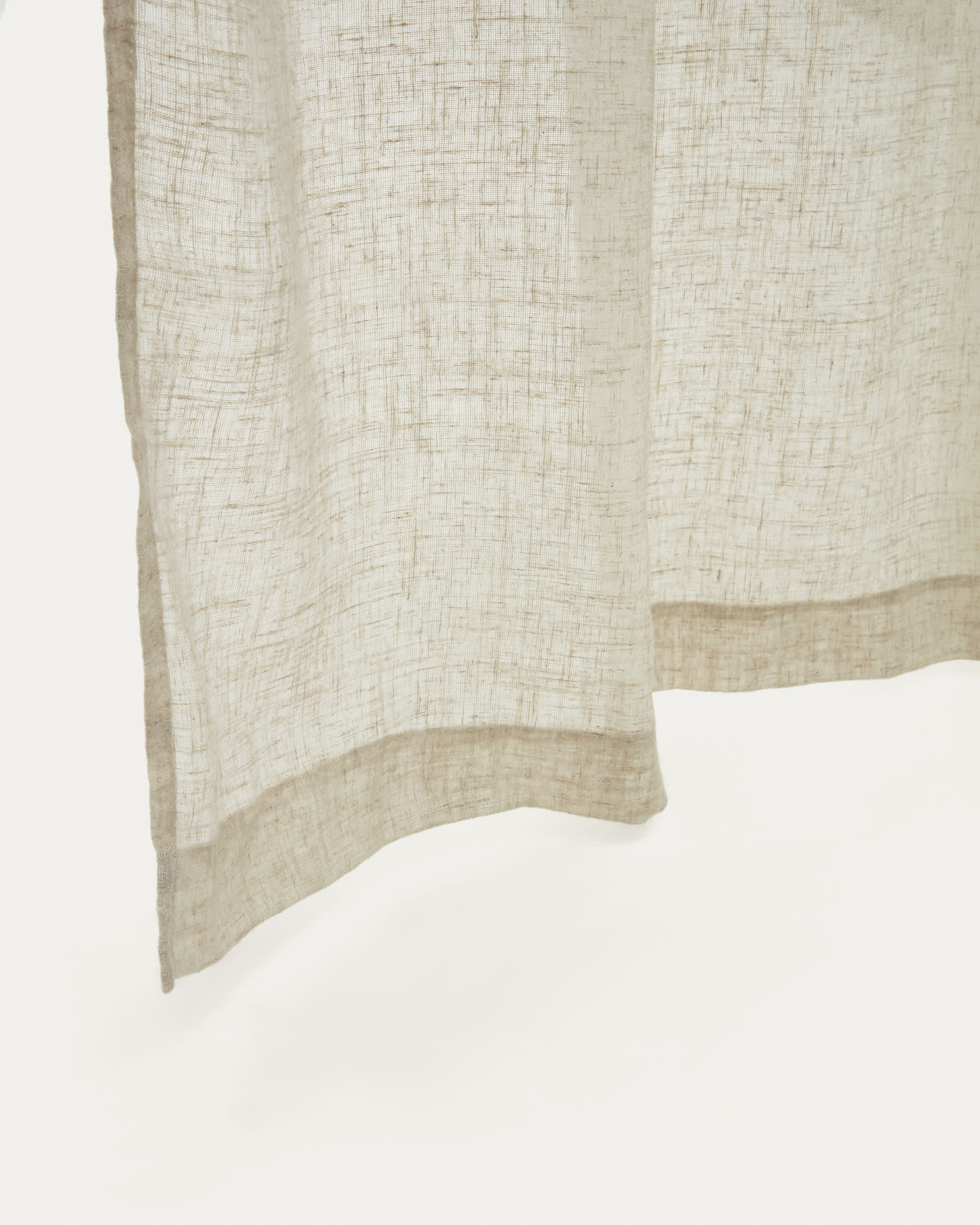 Eleganter beiger Vorhang Mahina von Kave Home, 140x260 cm, ideal für moderne Wohnräume, sorgt für sanftes Licht und Stil.