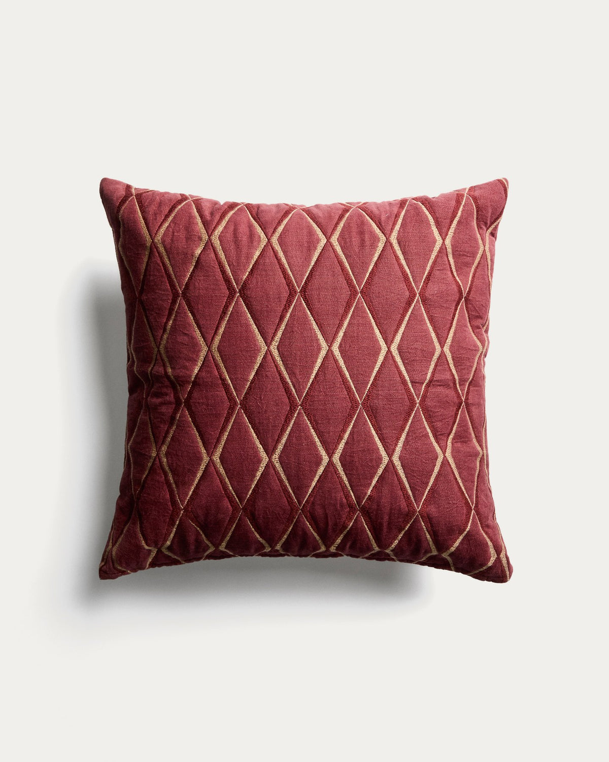 Quadratischer Kissenbezug aus Mikrosamt in Granatrot mit geometrischer Stickerei, Grösse 45 x 45 cm, handgefertigt von Kave Home.