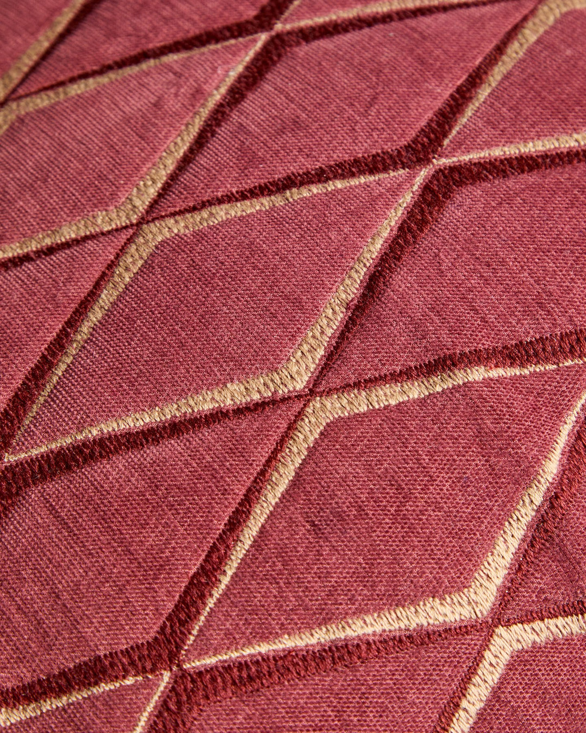 Quadratischer Kissenbezug aus Mikrosamt in Granatrot mit geometrischer Stickerei, Grösse 45 x 45 cm, handgefertigt von Kave Home.