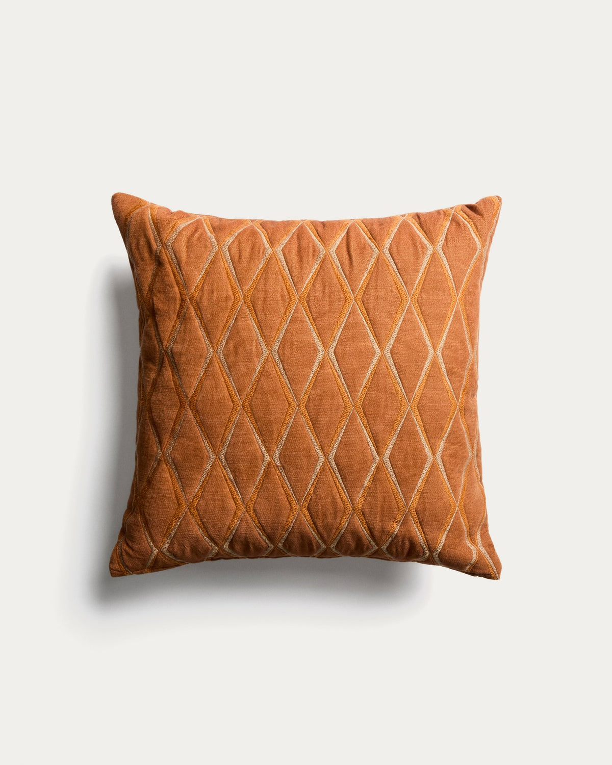 Foto zeigt quadratischen Kissenbezug aus orangefarbenem Mikrosamt mit geometrischer Stickerei, Grösse 45 x 45 cm, von Kave Home.